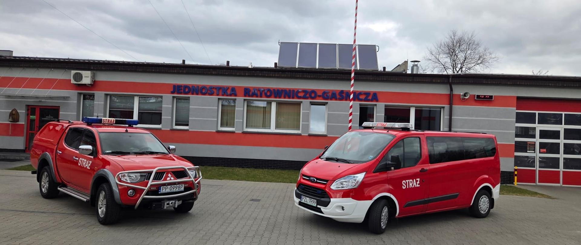 Samochody strażackie na tle budynku