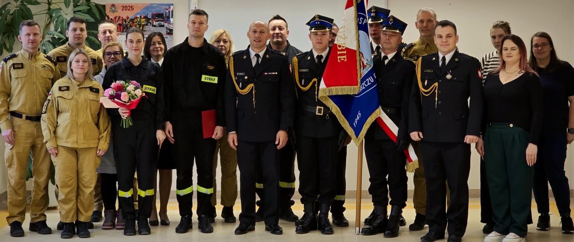Zdjęcie grupowe funkcjonariuszy i pracowników KP PSP w Pruszczu Gdańskim oraz świeżo ślubujących strażaków.