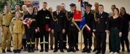 Zdjęcie grupowe funkcjonariuszy i pracowników KP PSP w Pruszczu Gdańskim oraz świeżo ślubujących strażaków.