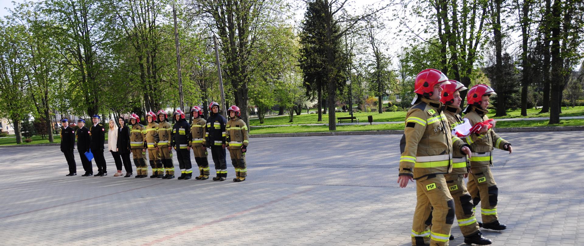 Uroczyste podniesienie flagi na maszt w KP PSP w Wysokiem Mazowieckiem