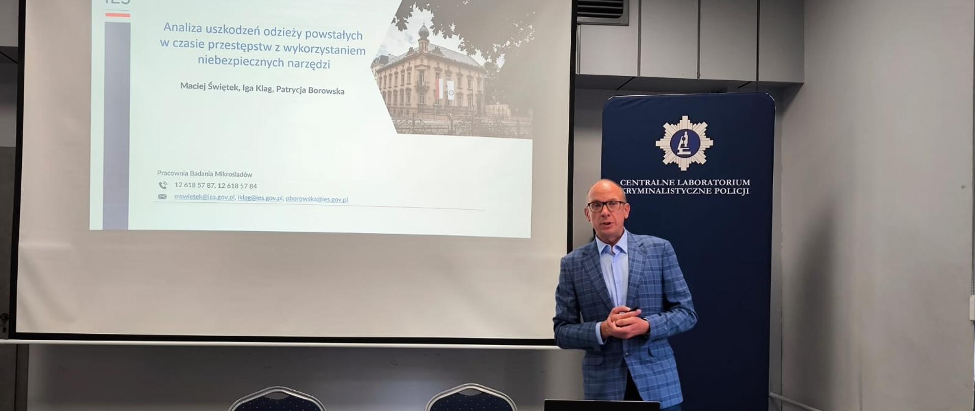 Maciej Świętek na tle prezentacji