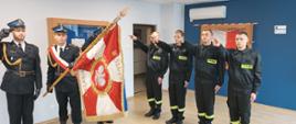 Na zdjęciu widać sztandar PSP oraz funkcjonariuszy składających ślubowanie.