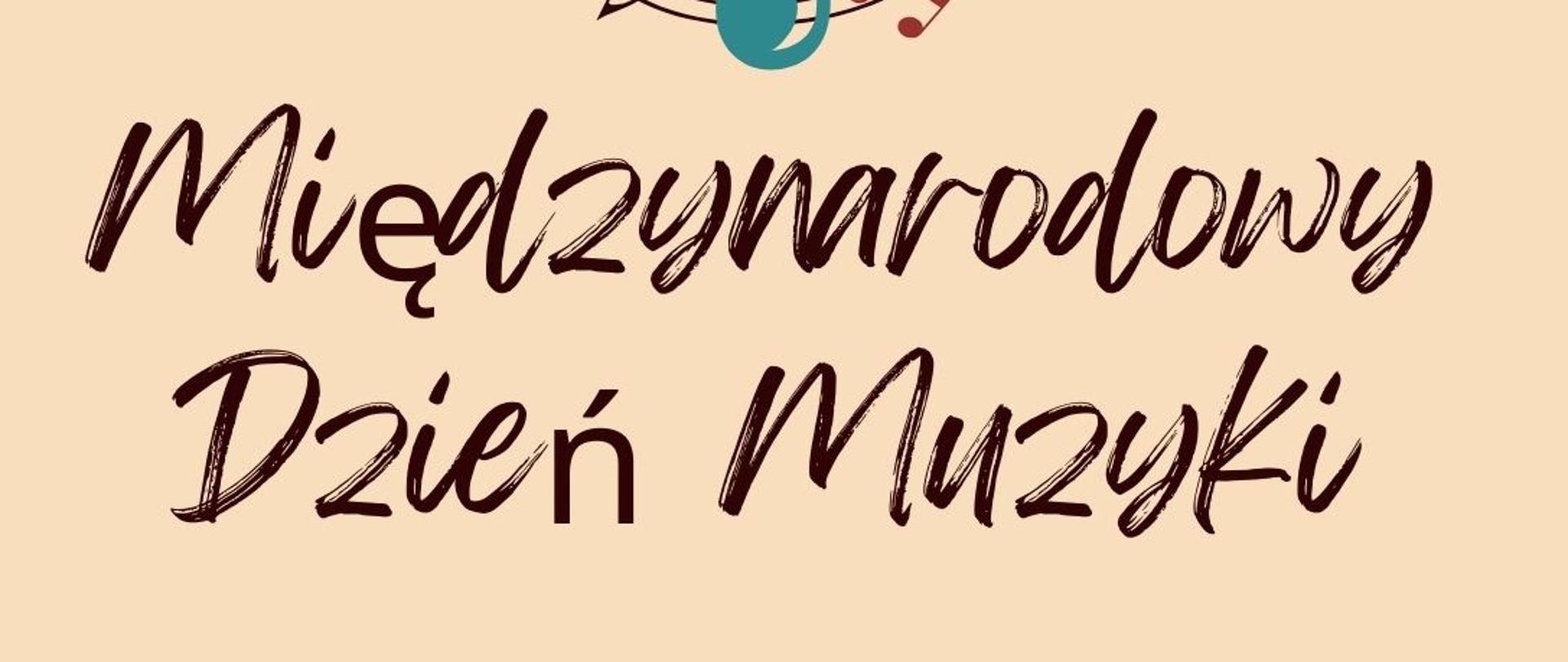 w centralnej części pięciolinia tworząca koło z niebieskim kluczem wiolinowym oraz kolorowymi nutami, poniżej informacja o miejscu i terminie audycji, całość w kremowym prostokącie na tle zapisu nutowego