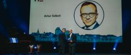 Wiceminister Artur Soboń odbiera odbiera nagrodę podczas Welconomy Forum