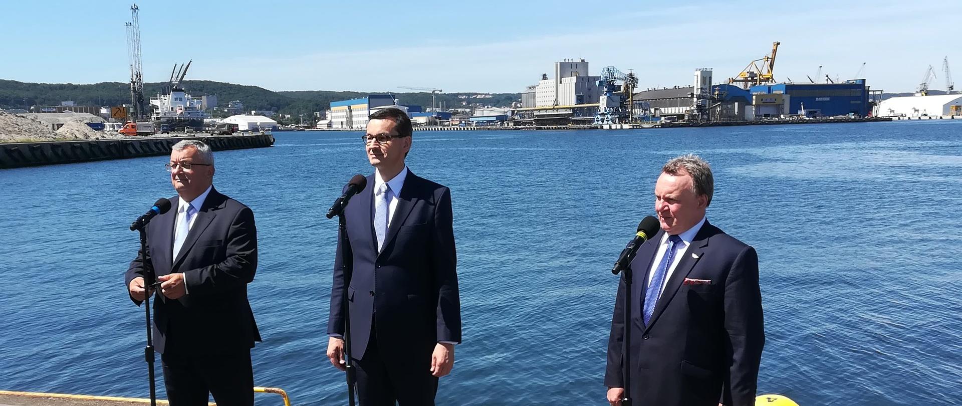 Minister infrastruktury A. Adamczyk uczestniczył w podpisaniu umowy na poprawę kolejowego dostępu do portów morskich w Gdańsku i Gdyni