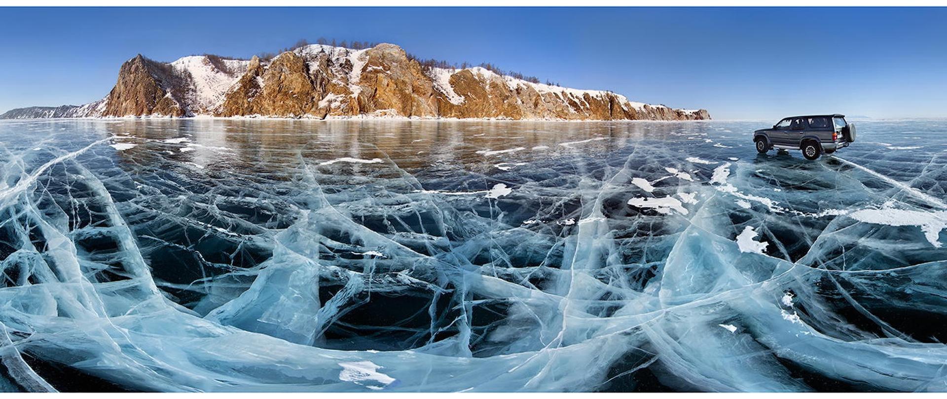 samochód jeździ po zamarzniętym jeziorze.