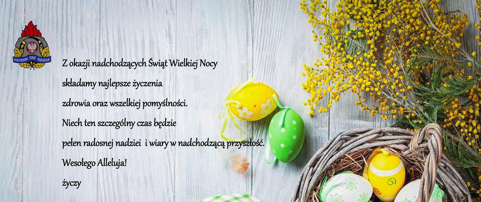 Kartka z życzeniami świątecznymi w koszyku jajka 