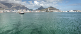 Widok z Daru Młodzieży na port w Kapsztadzie