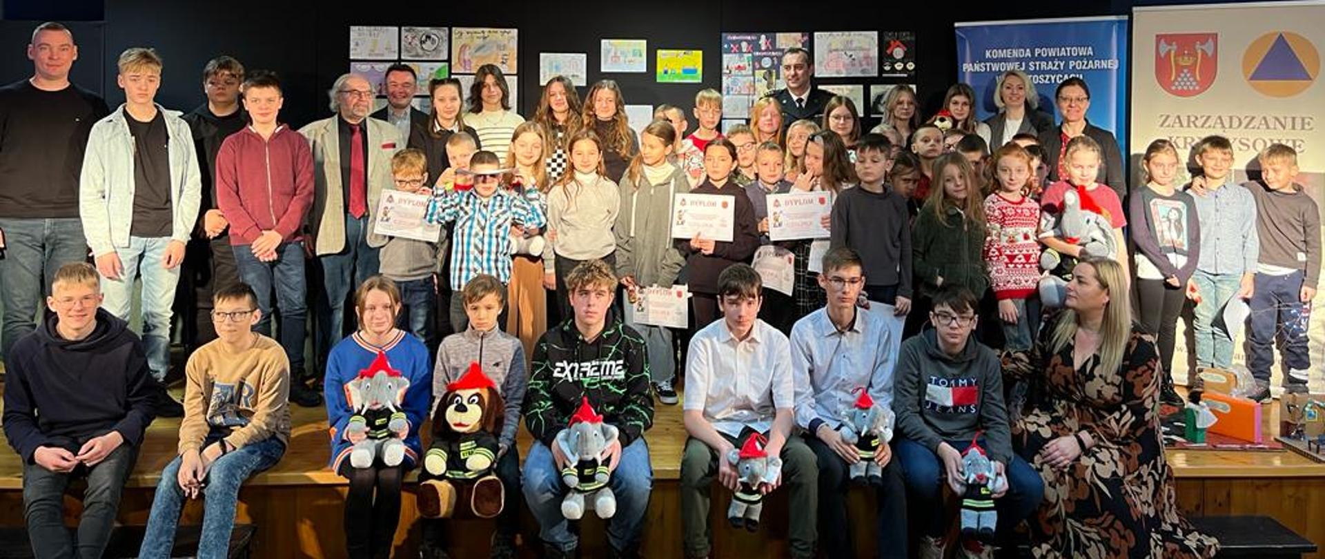 Zdjęcie wszystkich osób wyróżnionych po wręczeniu nagród