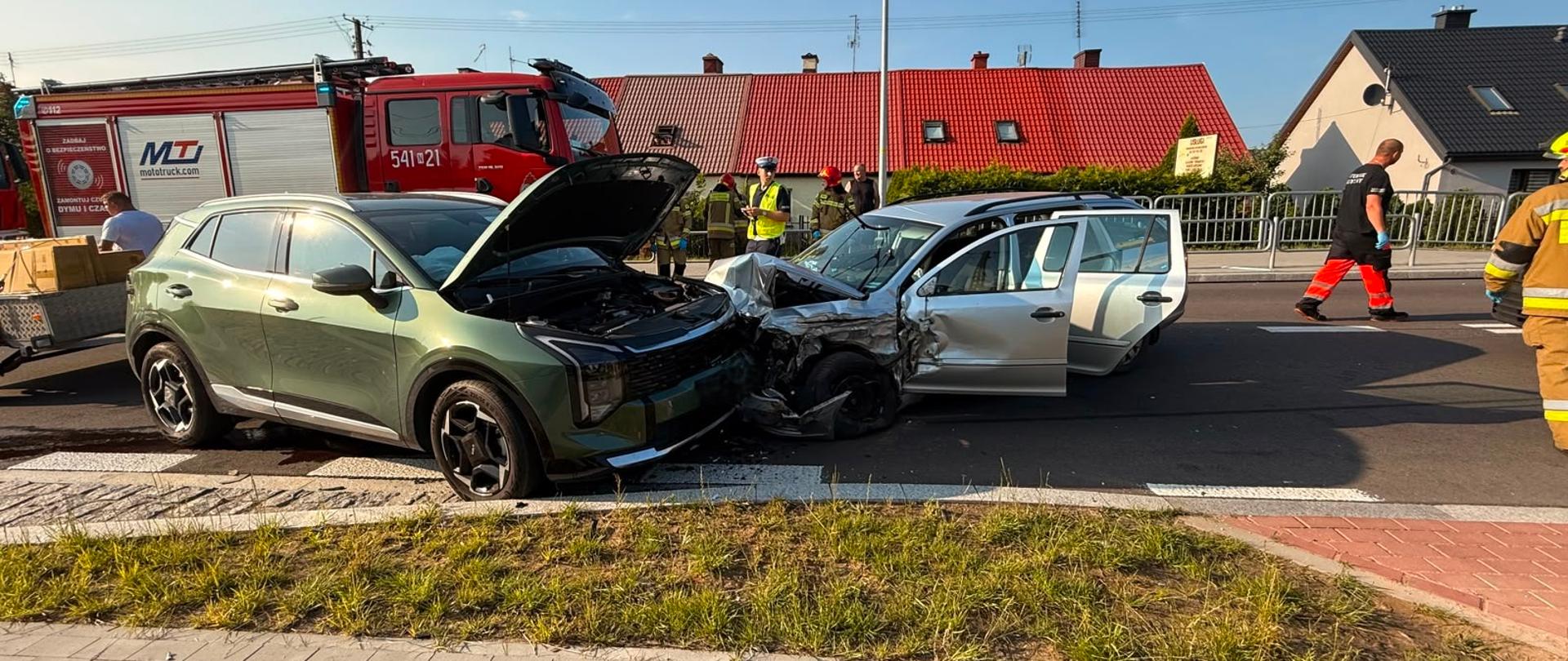 Rozbite pojazdu, pracujące służby.