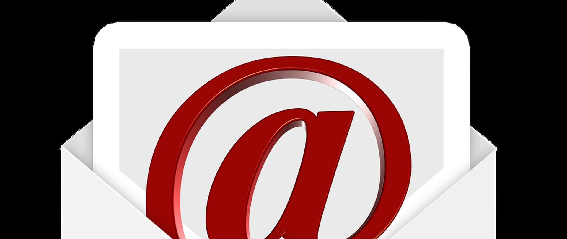 Otwarta koperta z wystającą kartką na której znajduje się czerwony znak pisarski wykorzystywany w adresach poczty elektronicznej tzw. „małpa”