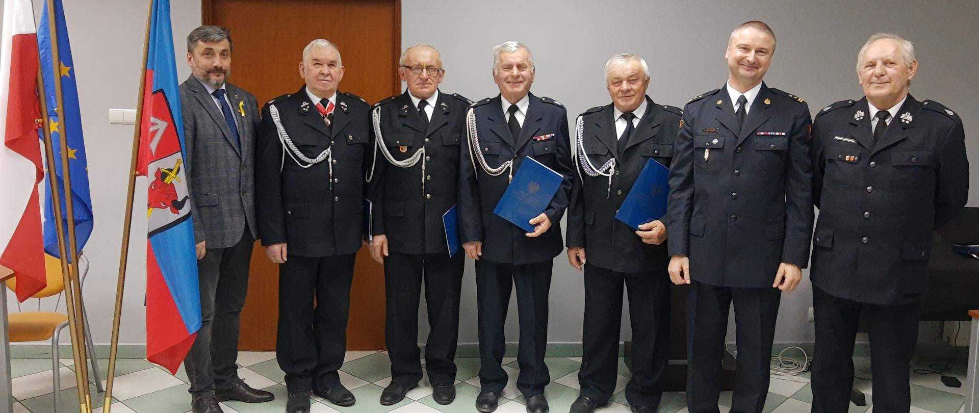 Zdjęcie przedstawia podpisywanie decyzji o przyznaniu świadczenia ratowniczego dla druha OSP w Zakrzewie 