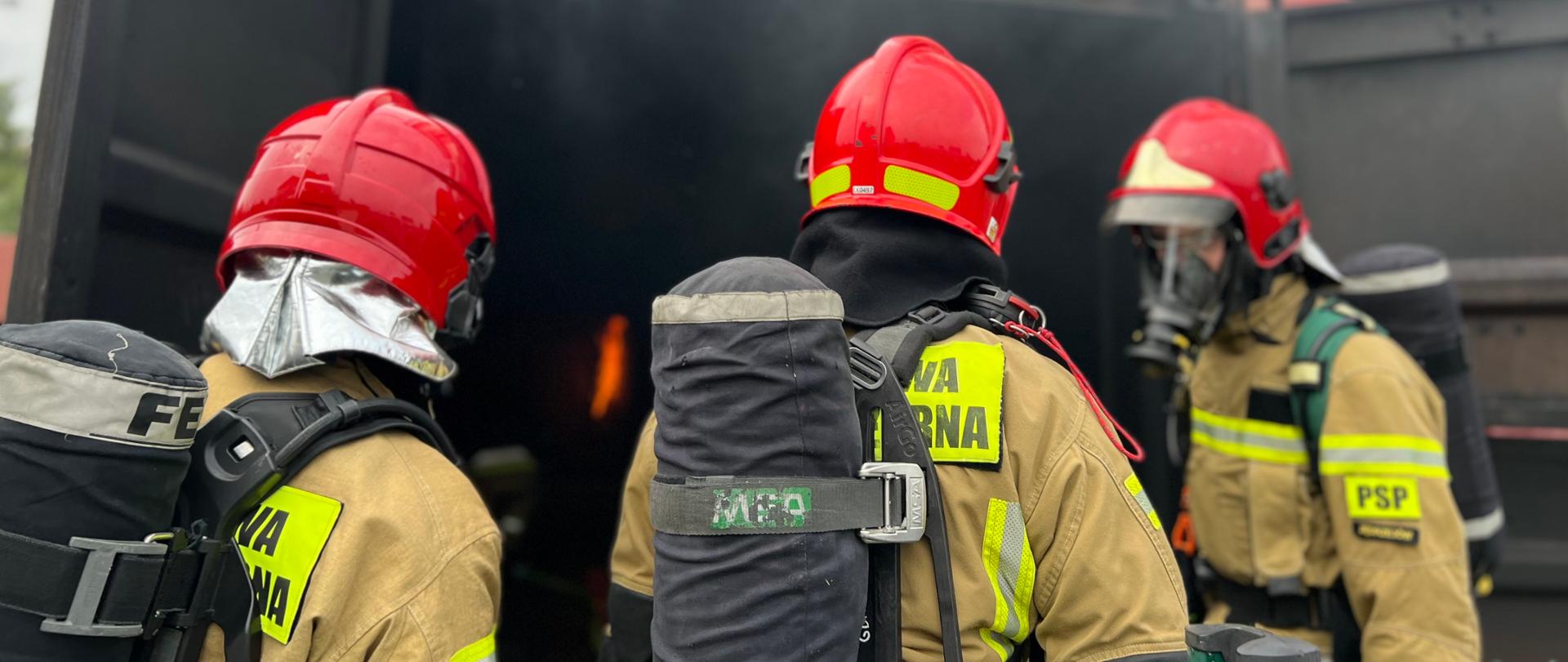 Strażacy przygotowują się do wejścia do trenażera