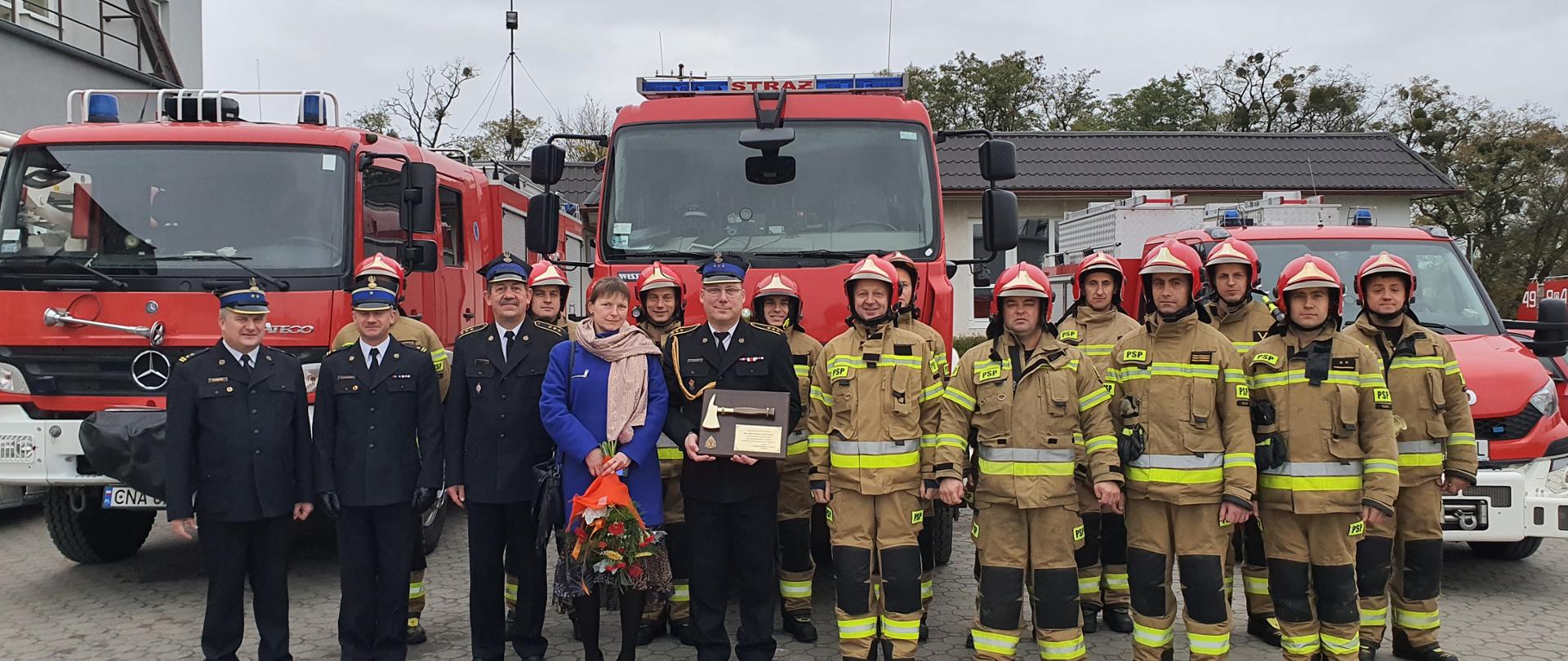 Na zdjęciu funkcjonariusze podczas uroczystej zbiórki