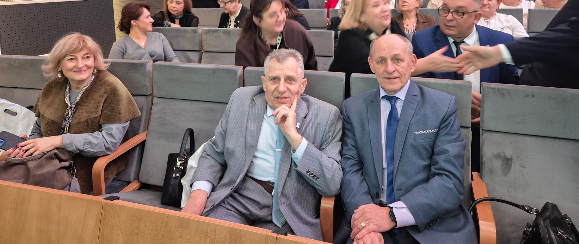 Pan Edmund Kaczmarek, Świętokrzyski Wojewódzki Inspektor Ochrony Roślin i Nasiennictwa, oraz Pan Zenon Piecaba, Zastępca Świętokrzyskiego Wojewódzkiego Inspektora Ochrony Roślin i Nasiennictwa.