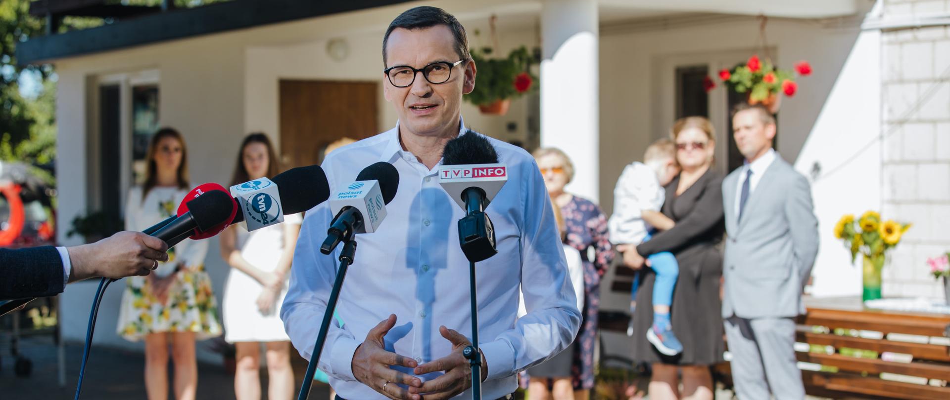 Premier Mateusz Morawiecki podczas wizyty w gospodarstwie domowym w Bujały-Gniewosze.