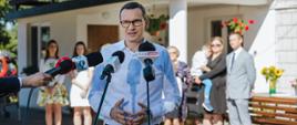 Premier Mateusz Morawiecki podczas wizyty w gospodarstwie domowym w Bujały-Gniewosze