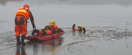 Na zdjęciu widać strażaków podczas ćwiczeń na lodzie
