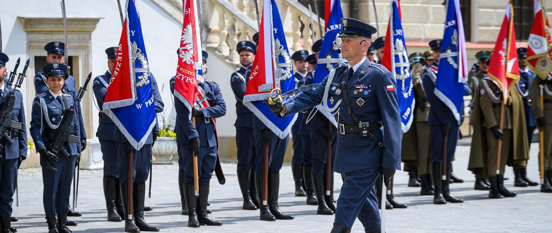Zdjęcie przedstawia uczestników święta Służby Więziennej