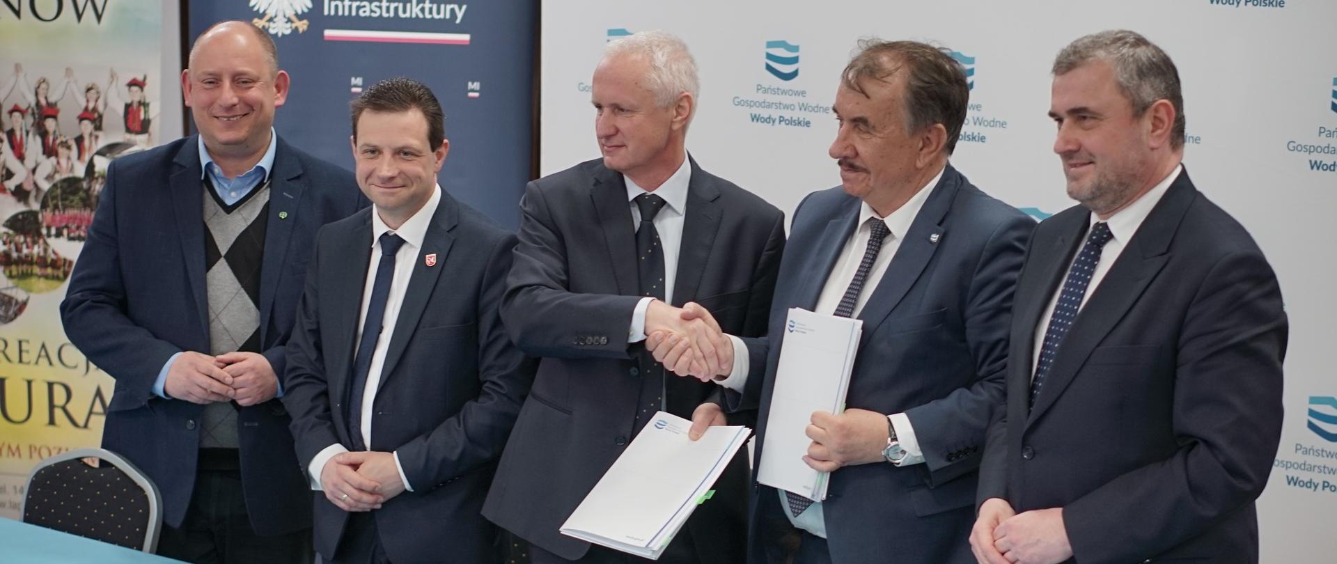 Państwowe Gospodarstwo Wodne Wody Polskie – Regionalny Zarząd Gospodarki Wodnej w Krakowie podpisały 23 marca 2026 r. umowę na budowę i modernizację wałów przeciwpowodziowych w miejscowości Łapanów