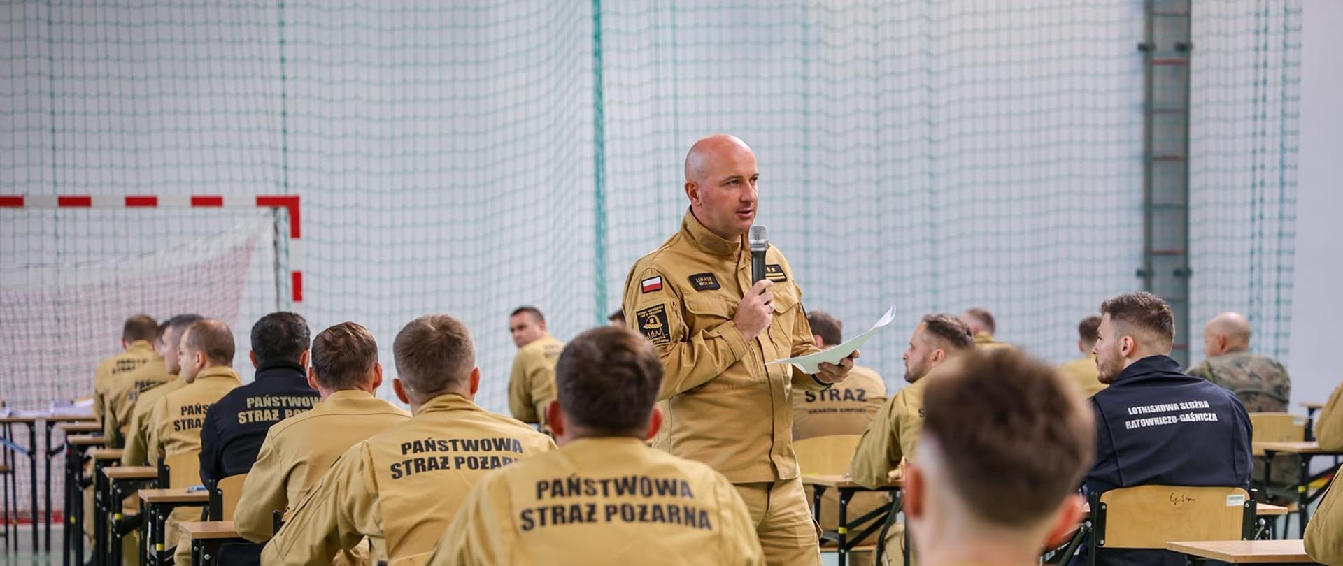 Zastępca przewodniczącego komisji egzaminacyjnej bryg. Łukasz Wolak w czasie wyjaśniania zasad przebiegu egzaminu.