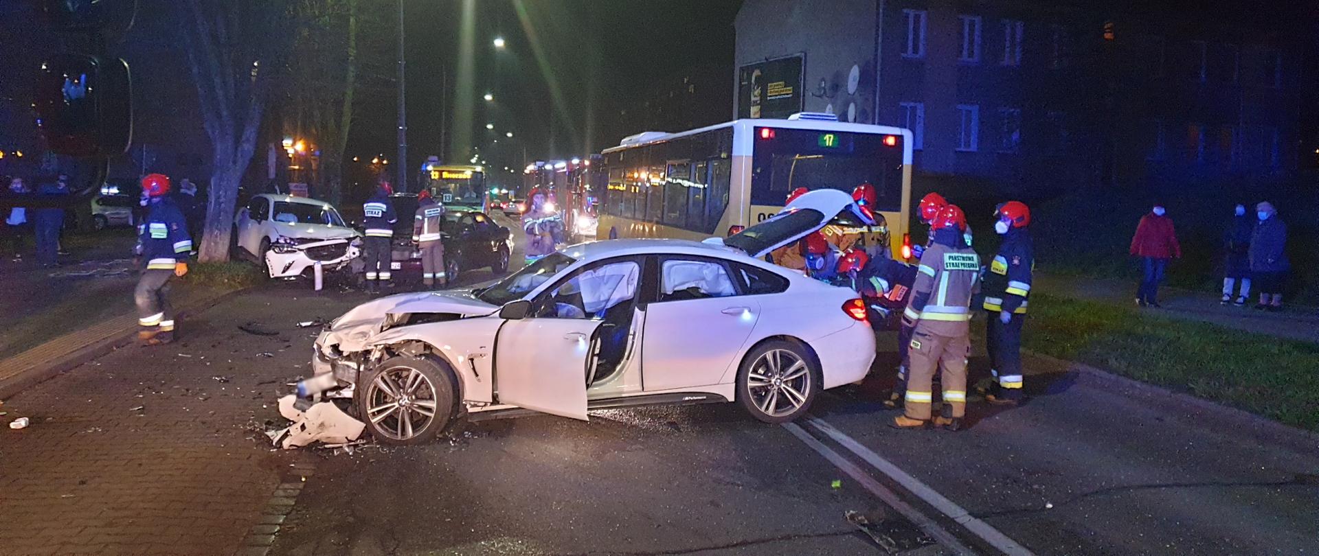 Zdjęcie do artykułu przedstawia wszystkie uszkodzone pojazdy, które brały udział w kolizji oraz strażaków wykonujących swoje czynności.