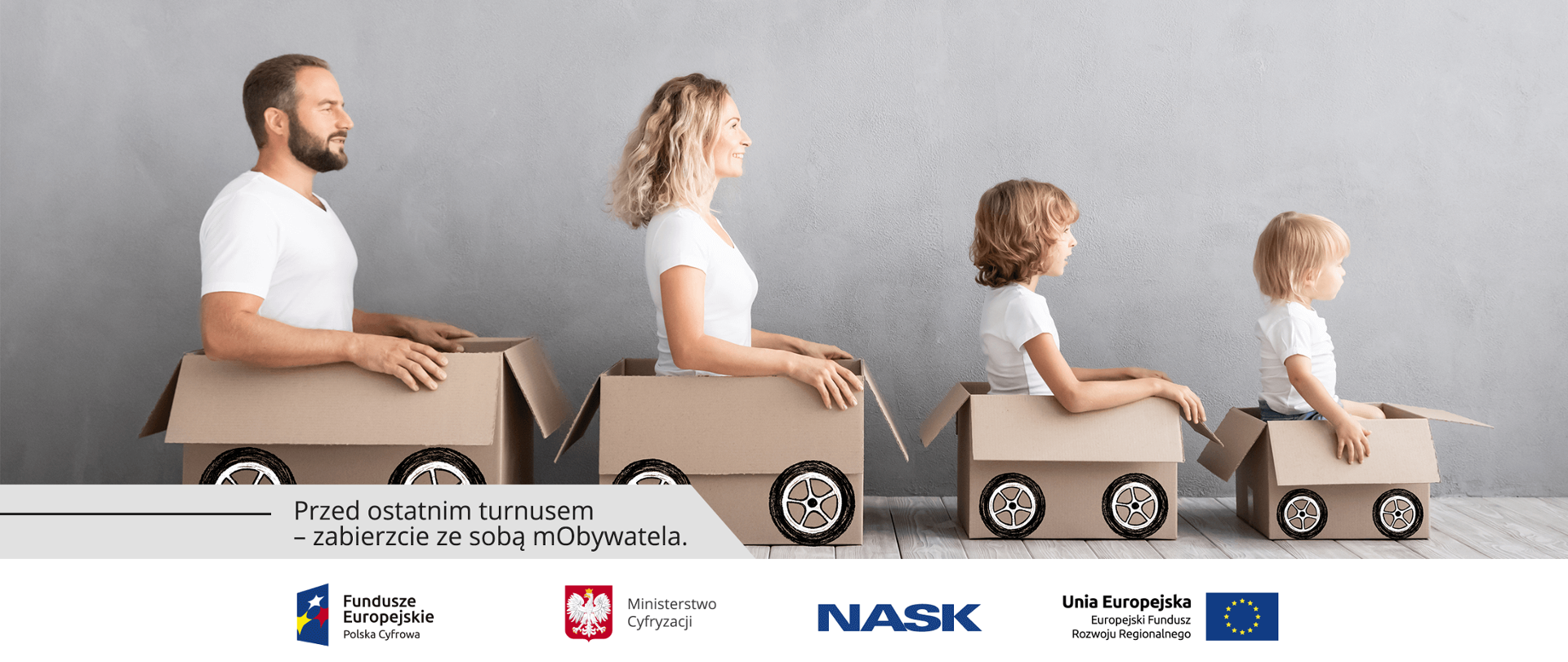 Rodzina bawi się kartonowymi pudłami ustawionymi jeden za drugim, niczym wagony w pociągu. W każdym kartonie inny członek rodziny - od najmłodszego na przedzie, po najstarszego na końcu.