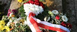 Wieńce na cmentarzu w Rákoskeresztúr