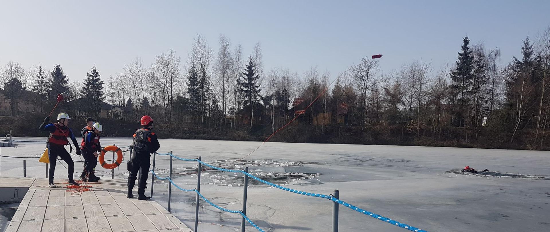 Powiatowe ćwiczenia z ratownictwa lodowego, rzucanie lotką