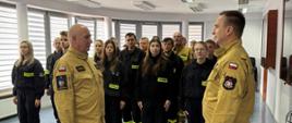Komendant Powiatowy PSP przyjmuje meldunek od z-cy d-cy JRG 