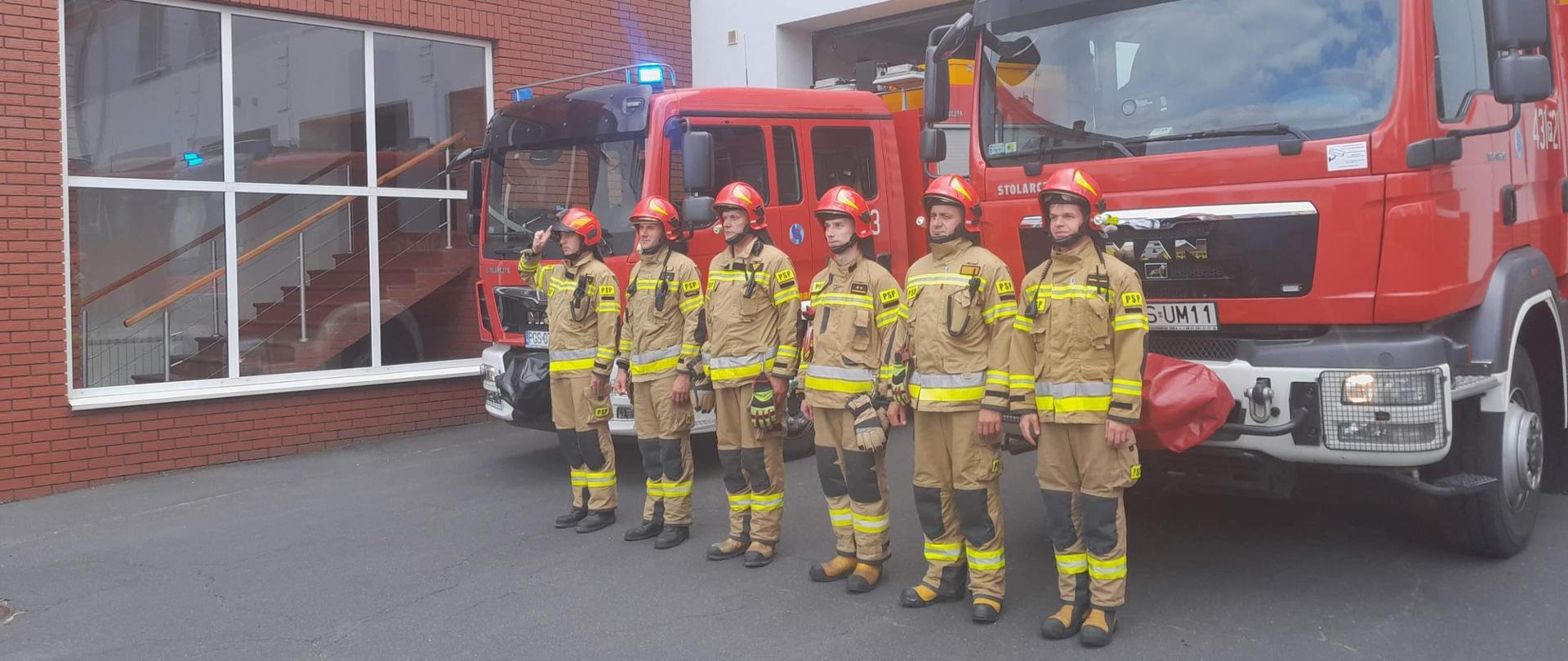 Strażacy oddają hołd powstańcom.