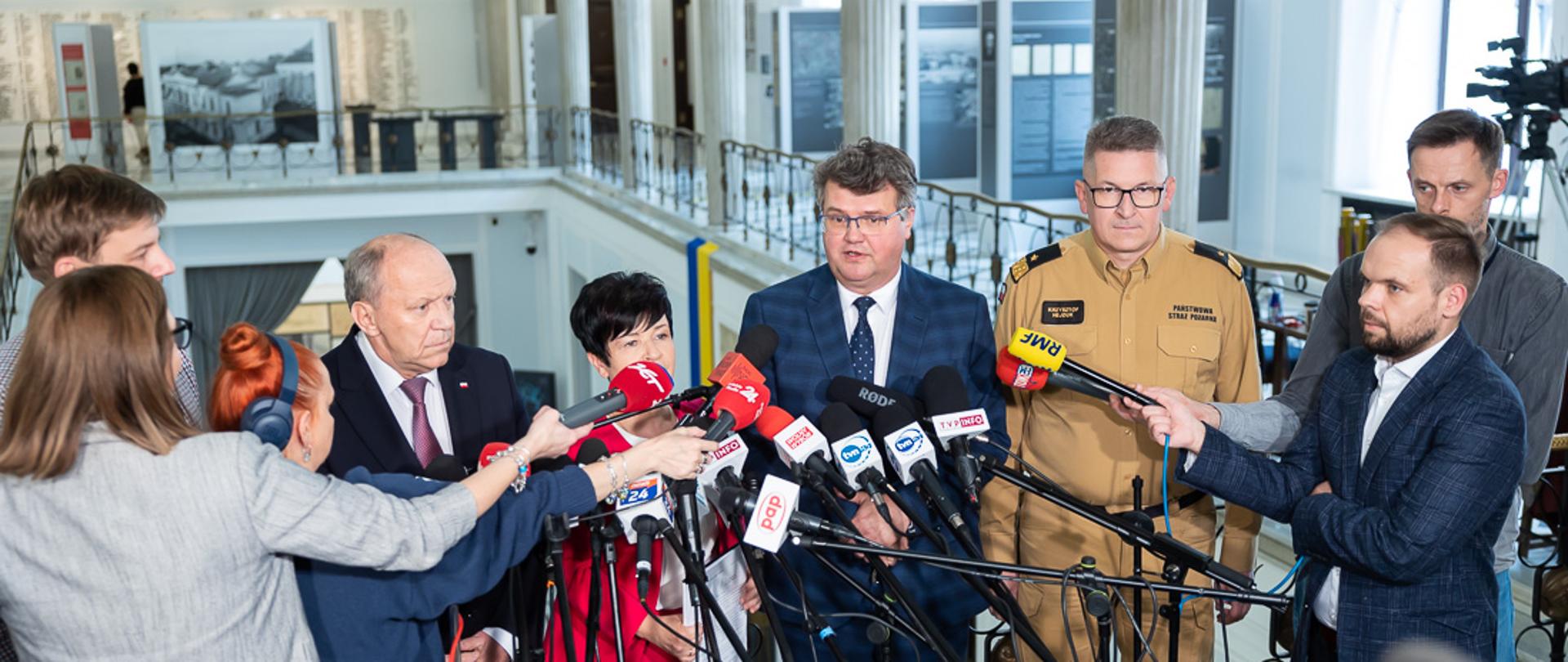 25 mln zł dla Młodzieżowych Drużyn Pożarniczych – konferencja z udziałem wiceministra Macieja Wąsika