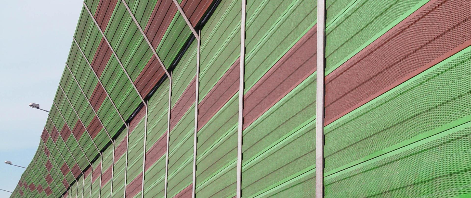 Fotografia ekranów akustycznych w ciągu drogi krajowej