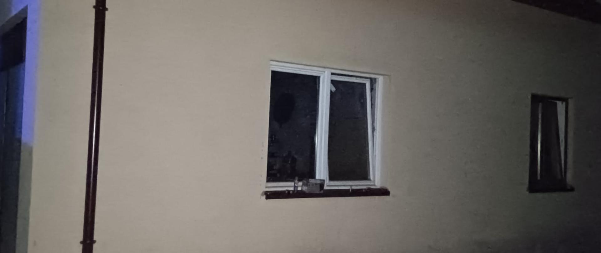 Zdjęcie przedstawia uszkodzony budynek podczas wybuchu.