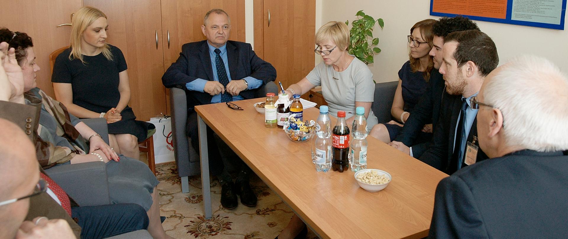 Fot. Wiceminister Zarudzki podczas rozmowy z przedstawiciealmi INRA