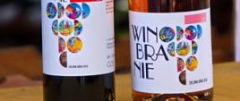 Zdjęcie przedstawia 2 butelki polskiego wina z etykietami, na których napisane jest WINOBRANIE Zielona Góra 2025