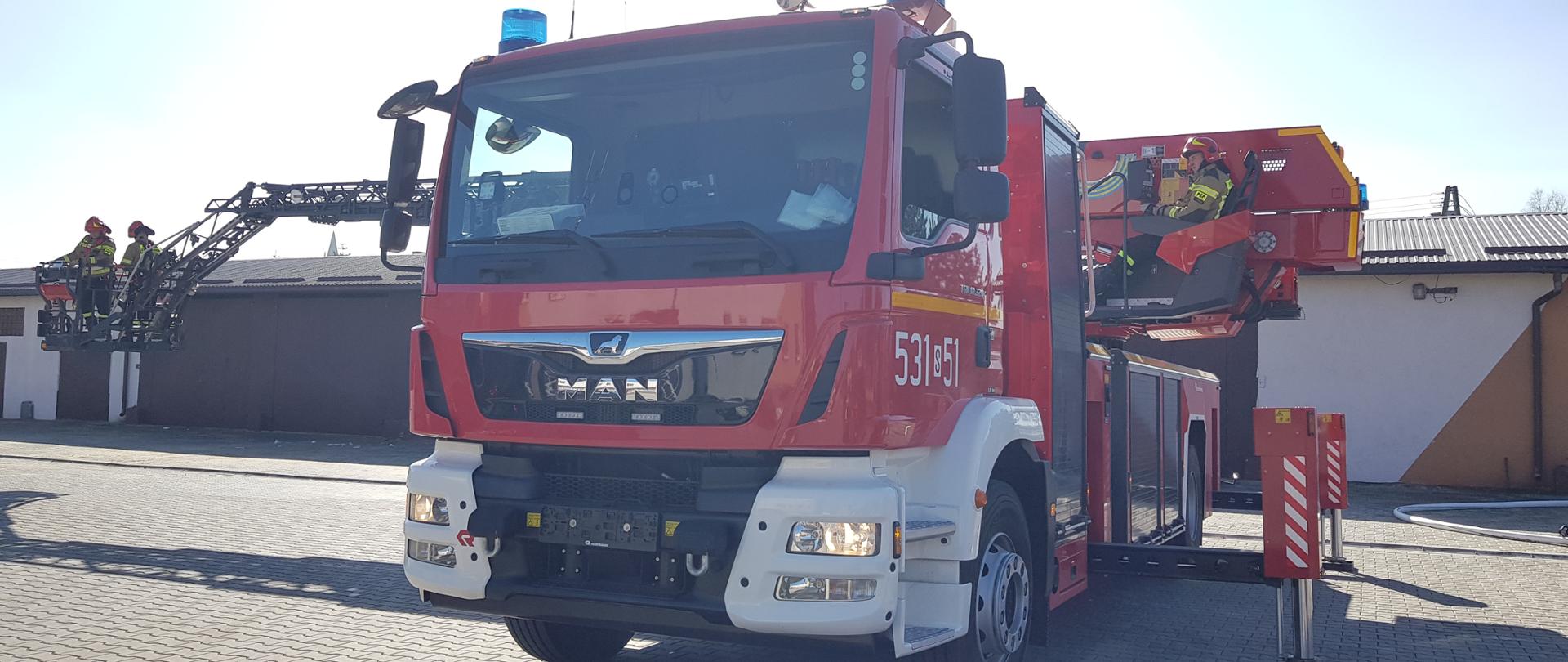 Opis przedstawia drabinę SCD 40 na podwoziu MAN podczas pracy.
