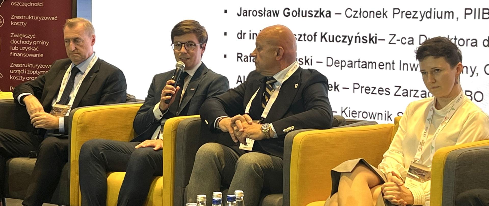 Filip Prusik-Serbinowski wśród uczestników panelu dyskusyjnego podczas 6. Forum Miasteczek Polskich.
