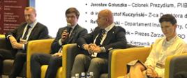 Filip Prusik-Serbinowski wśród uczestników panelu dyskusyjnego podczas 6. Forum Miasteczek Polskich.