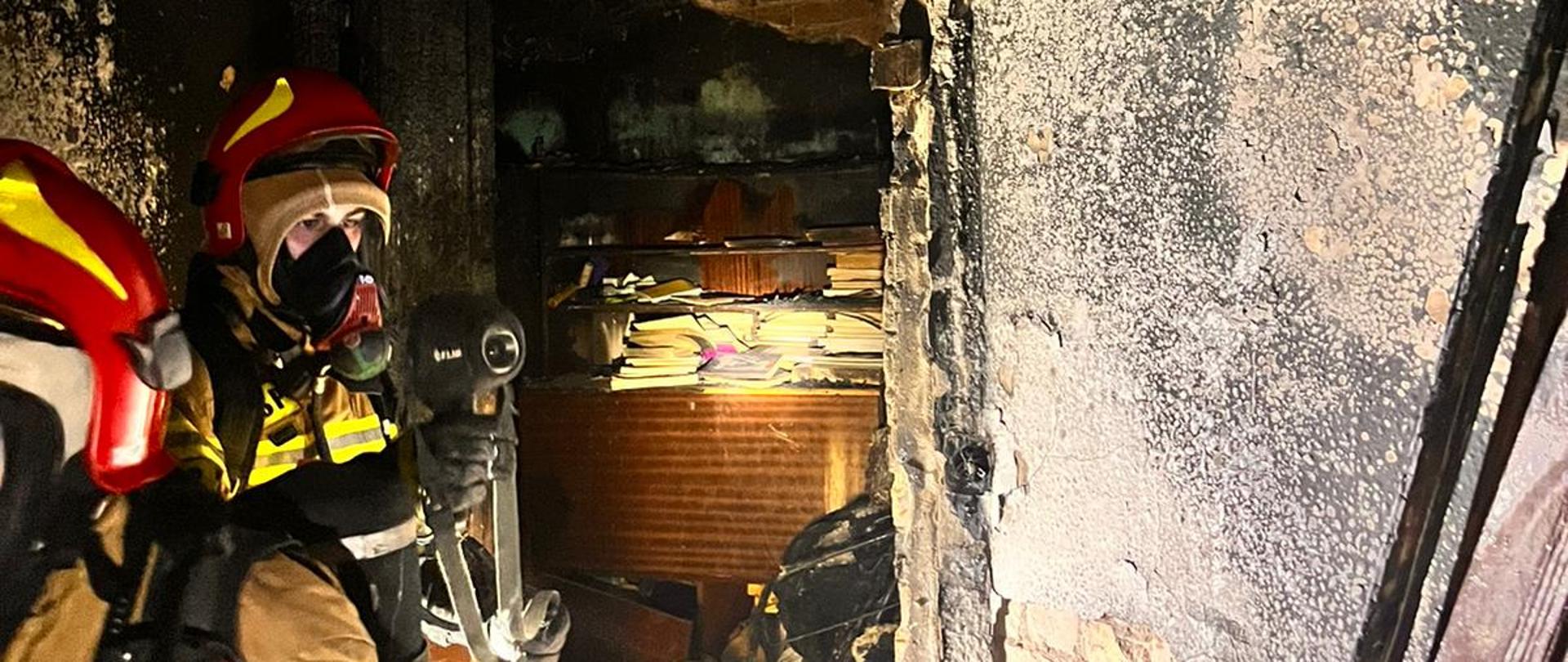 Strażacy sprawdzający pogorzelisko za pomocą kamery termowizyjnej