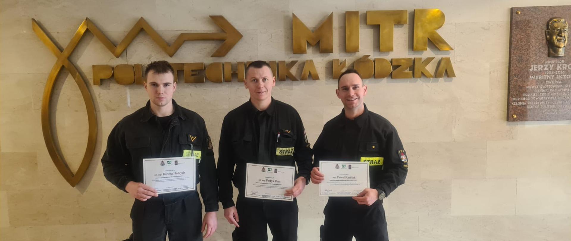 Strażacy z zaświadczeniami ukończonego kursu.