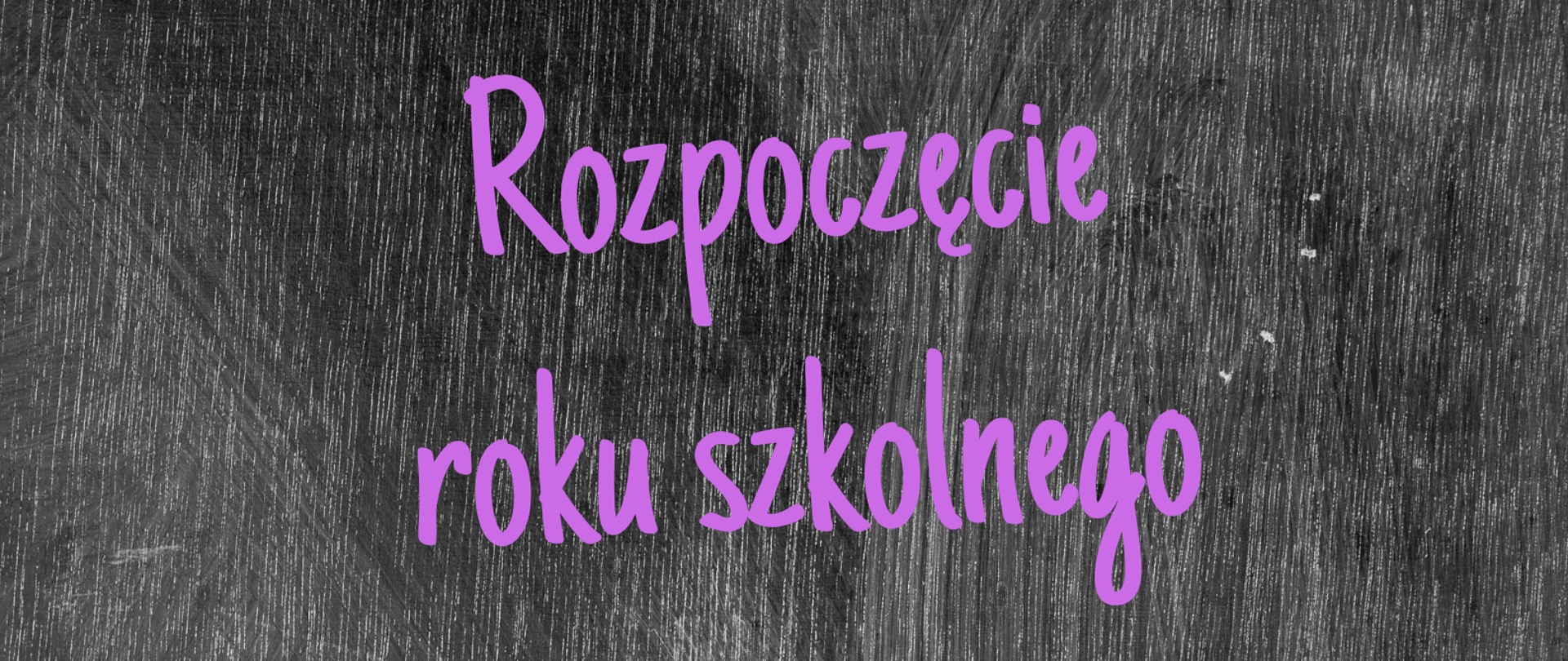 Tło w kolorze czarnej tablicy, napis fioletowy ROZPOCZĘCIE ROKU SZKOLNEGO