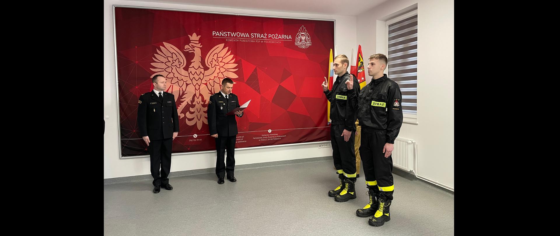 Nowi strażacy w KP PSP w Polkowicach podczas składania ślubowania