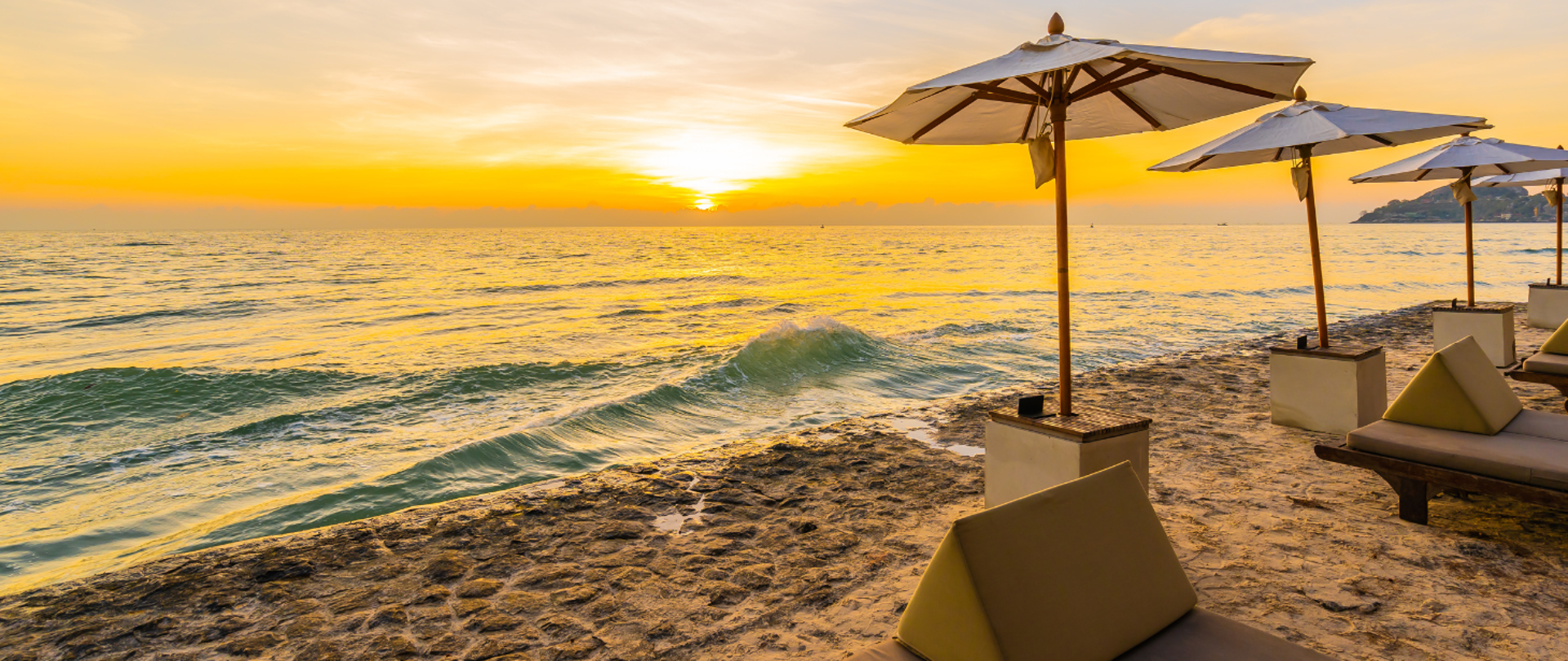 grafika przedstawia kolorowy parasol plażowy, leżak i zabawki plażowe