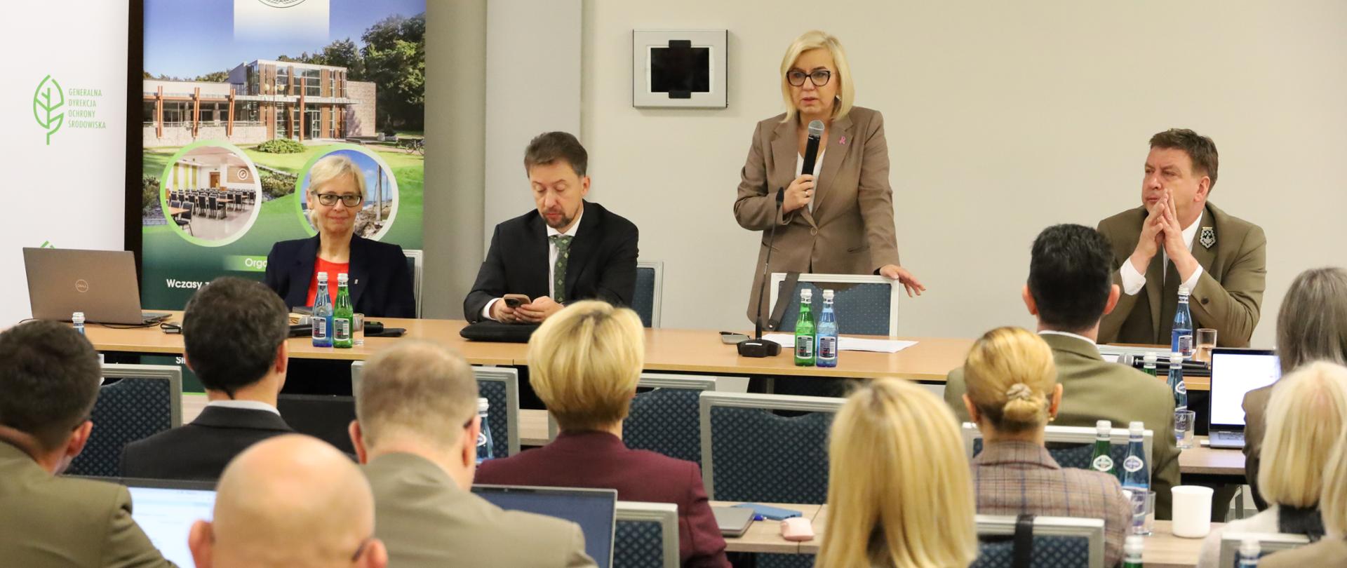 Uczestnicy narady wspólnie dla ochrony przyrody: przedstawiciele Lasów Państwowych, Generalnej Dyrekcji Ochrony Środowiska, regionalnych dyrekcji ochrony środowiska oraz Ministerstwa Klimatu i Środowiska