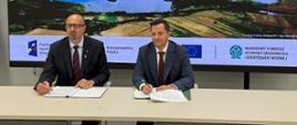 28 lipca 2026 r. w Warszawie Wody Polskie podpisały z Narodowym Funduszem Ochrony Środowiska i Gospodarki Wodnej umowę o dofinansowanie projektu pn. „Przebudowa i modernizacja skarp i urządzeń zbiornika wodnego Dzierżno Duże, stanowiącego ochronę przeciwpowodziową doliny Kłodnicy”. Umowę podpisali Mateusz Balcerowicz, prezes Wód Polskich oraz Robert Gajda, zastępca prezesa zarządu NFOŚiGW.