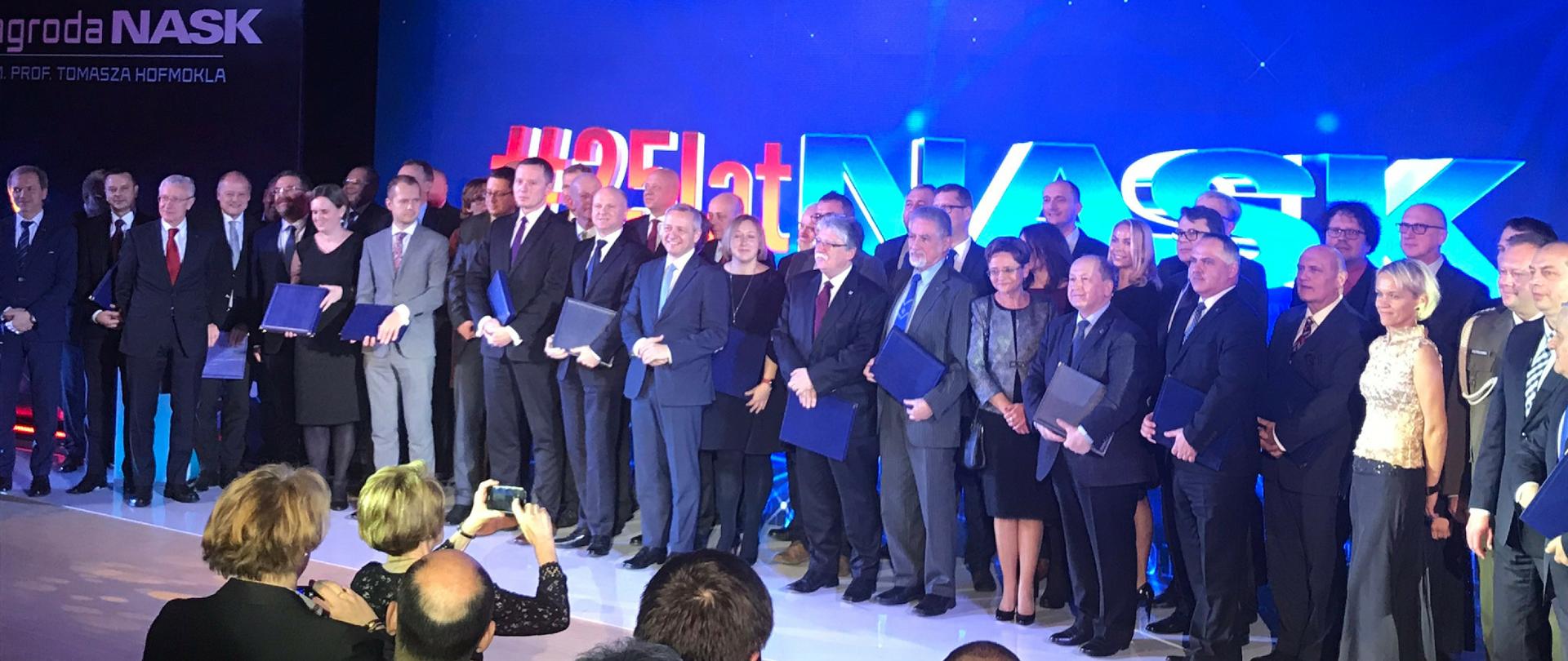Na scenie stoją goście zaproszeni na 25-lecie NASK