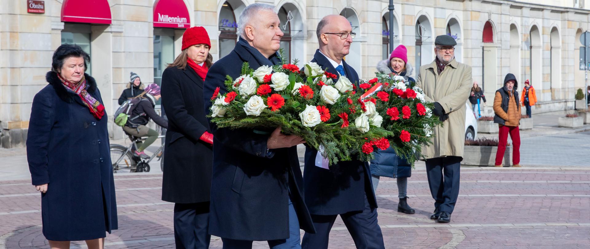 Wiceminister Piotr Wawrzyk złożył kwiaty pod pomnikiem Mikolaja Kopernika w związku z 550. rocznica urodzin astronoma.