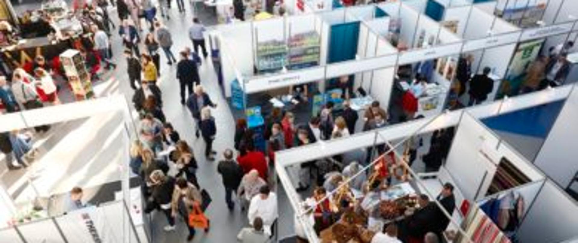 Zdjęcie przedstawia dużą grupę osób