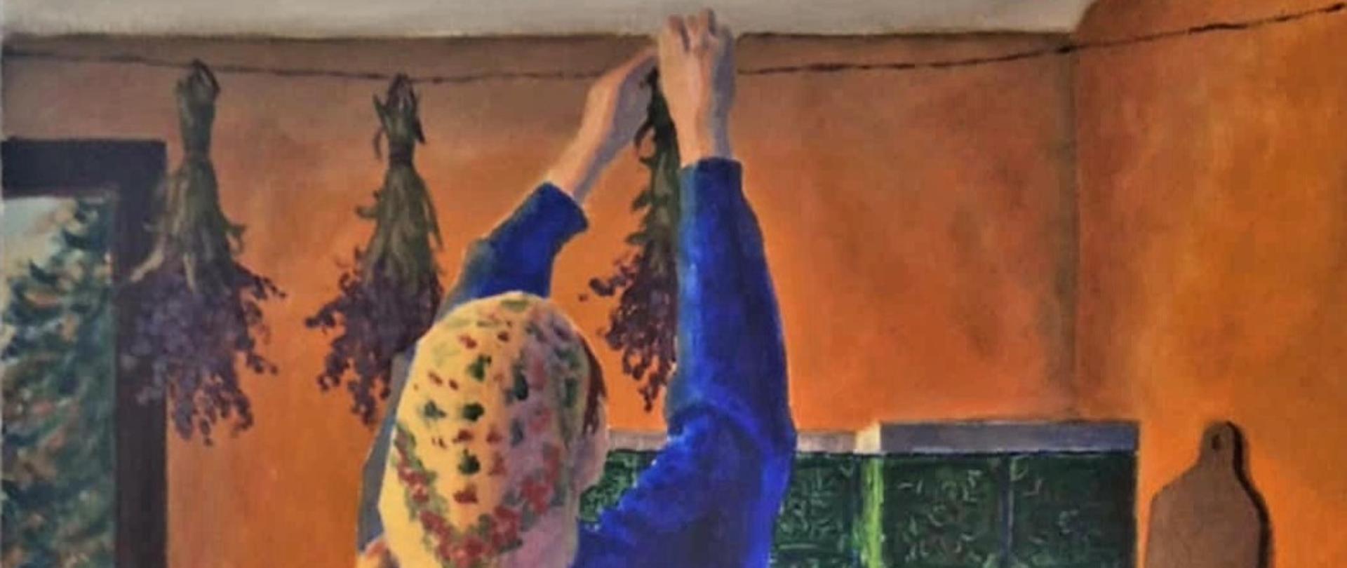 Zdjęcie przedstawia obraz namalowany przez Zuzannę Rumian uczennicę kl. 4B PLSP im. A. Kenara w Zakopanem. Obraz zdobył nagrodę Grand Prix w kategorii malarstwa na III Międzynarodowym Biennale „Pamiętajcie o ogrodach. Przecież stamtąd przyszliście…” Płock 2024. Obraz przedstawia wnętrze kuchni. Widzimy niskie pomieszczenie z zielonym piecem kaflowym. Przed piecem stoi tyłem do nas dziewczyna, którą jest autorka pracy. Dziewczyna ubrana jest w niebieską koszulę i różową spódnicę w drobne czerwone kwiatki oraz ma naszyte w dwóch rzędach białe falbanki. Na nogach ma ubrane granatowe buty sportowe z białą podeszwą. Na głowie dziewczyna ma zawiązaną kremową chustkę w kolorowe kwiatuszki. Dziewczyna podnosi do góry swoje ręce i zawiesza na biegnącym pod sufitem sznurku bukiety lawendy. Ściany kuchni mają kolor pomarańczowy. Po lewej stronie na ścianie widzimy obraz z pejzażem górskim, Na blasze pieca kaflowego położone suszone grzyby. Blacha pieca jest zabezpieczona rurką na której zawieszona jest aluminiowa chochla. Po prawej stronie na kaflowej półce pieca widzimy szpulkę nici, nożyczki i deskę do krojenia. Podłoga w kuchni jest w kolorze ciemnego brązu. Na podłodze po prawej stronie położony jest wiklinowy koszyk z gałązkami lawendy.